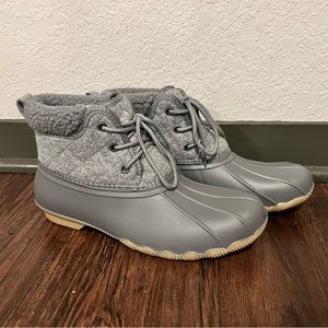 Like New Women’s Duck Boots Size 9 Gray